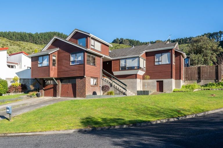 Photo of property in 11 Duval Grove, Tawa, Wellington, 5028