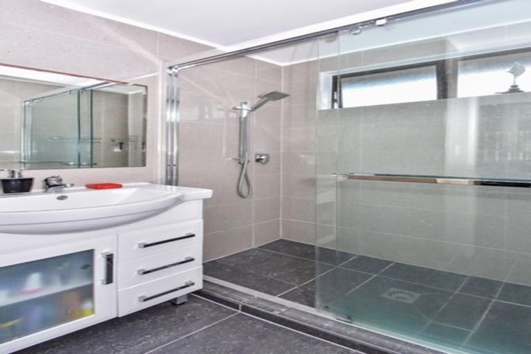 Photo of property in 2/11 Burundi Avenue, Clendon Park, Auckland, 2103