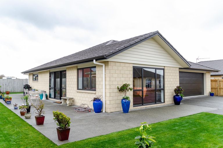 Photo of property in 27 Feist Street, Carterton, 5713