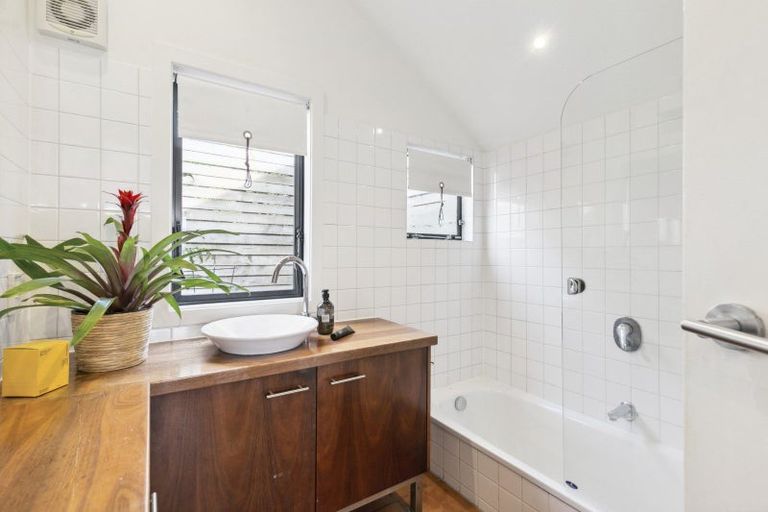 Photo of property in 19 Shannon Street, Mount Victoria, Wellington, 6011