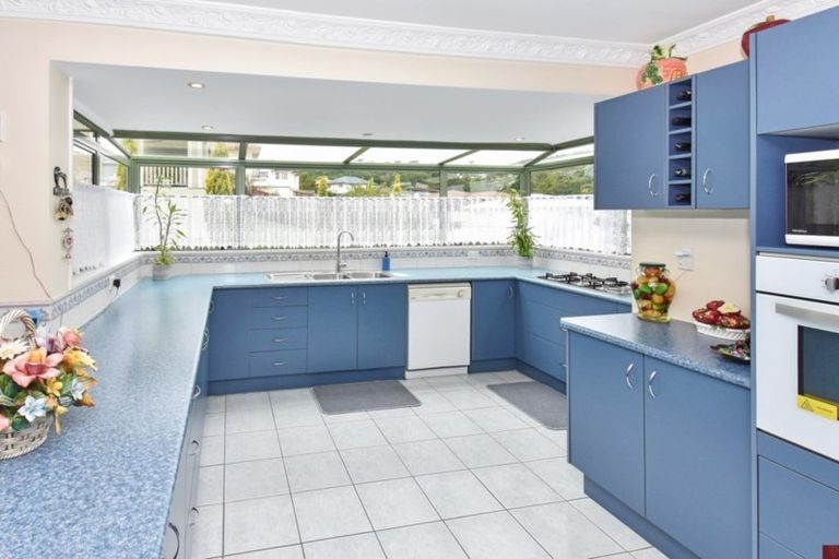 Photo of property in 12 Pistachio Place, Goodwood Heights, Auckland, 2105