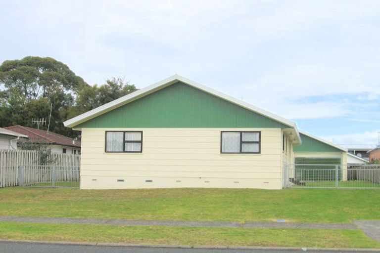 Photo of property in 120 Charleston Avenue, Whangamata, 3620