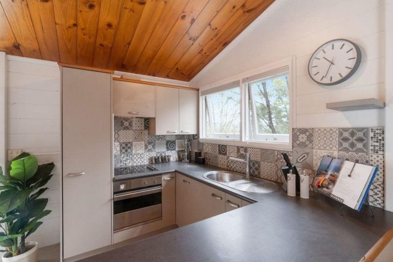 Photo of property in 18 Easter Parade, Glen Eden, Auckland, 0602