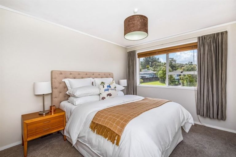 Photo of property in 26 Staincross Street, Green Bay, Auckland, 0604