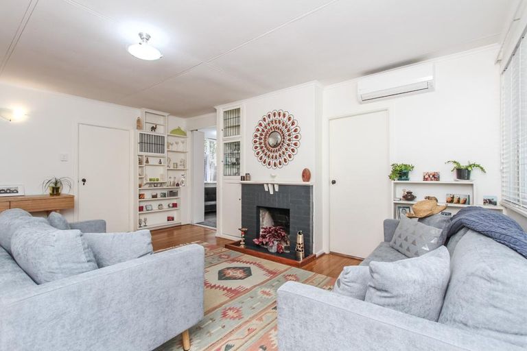 Photo of property in 11 Hollywood Avenue, Titirangi, Auckland, 0604