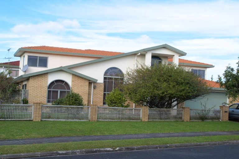 Photo of property in 1 Pajaro Place, Golflands, Auckland, 2013