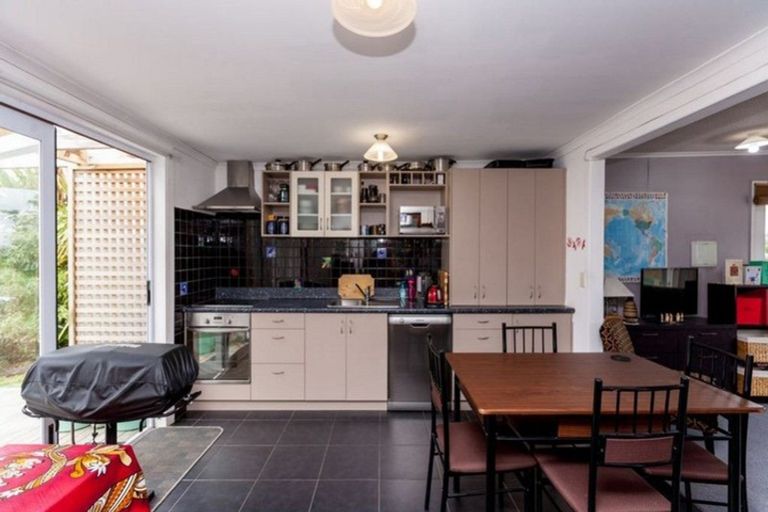 Photo of property in 421a South Road, Omata, New Plymouth, 4374