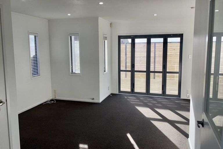 Photo of property in 2/90 Pupuke Road, Hillcrest, Auckland, 0627