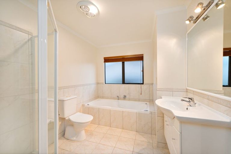 Photo of property in 35 Waimanu Bay Drive, Te Atatu Peninsula, Auckland, 0610