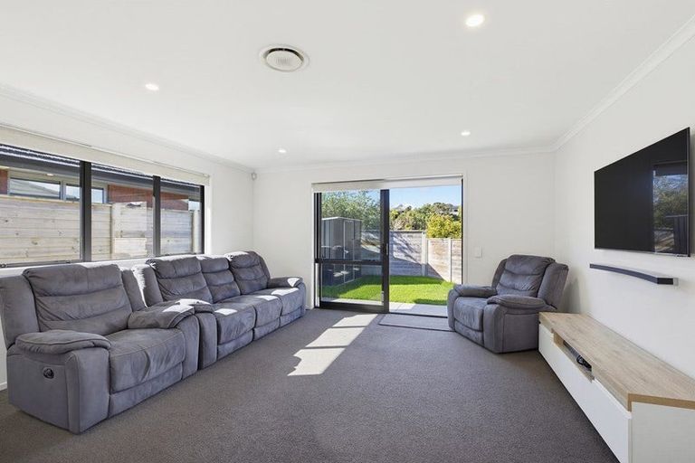 Photo of property in 6 Mooring Close, Whitby, Porirua, 5024