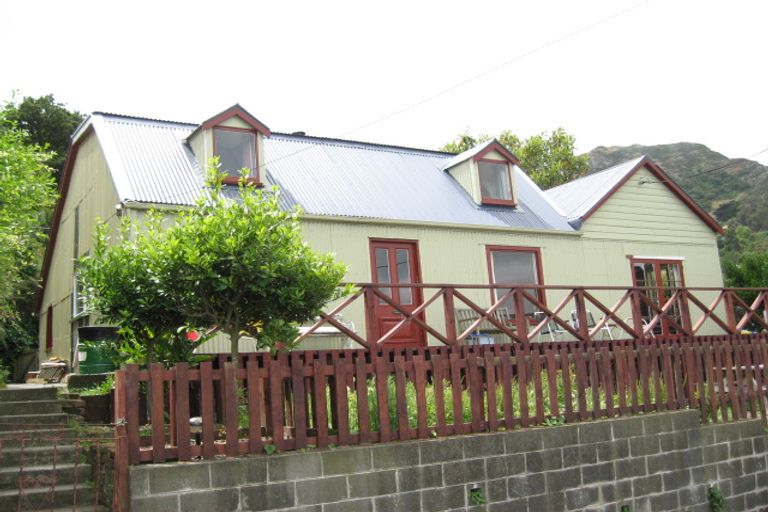 Photo of property in 12 Ripon Street, Lyttelton, 8082