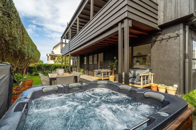 Photo of property in 2/10 Merani Street, Narrow Neck, Auckland, 0622