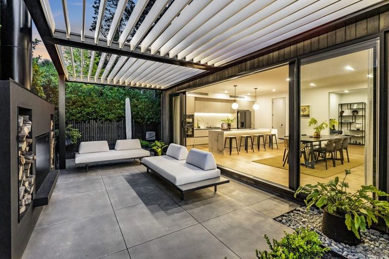 Photo of property in 21 Oscar Road, Greenhithe, Auckland, 0632