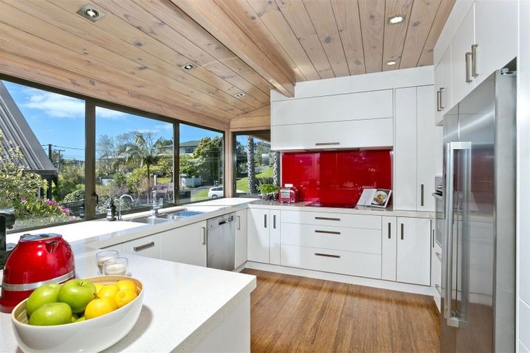 Photo of property in 2/10 Braemar Road, Castor Bay, Auckland, 0620