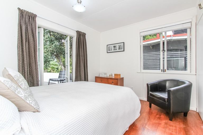 Photo of property in 11 Hollywood Avenue, Titirangi, Auckland, 0604