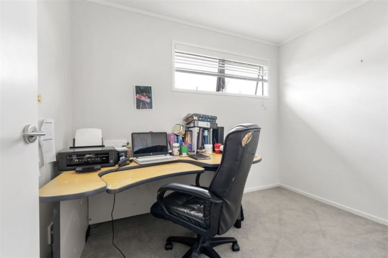 Photo of property in 28 Elizabeth Drive, West Harbour, Auckland, 0618