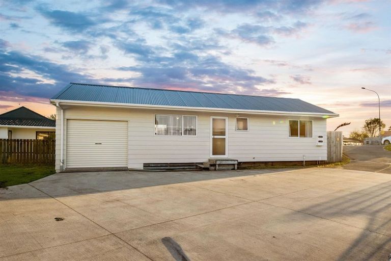 Photo of property in 12a Sturges Road, Henderson, Auckland, 0612