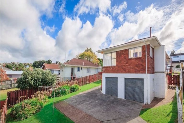 Photo of property in 2/10 Lambrown Drive, Totara Vale, Auckland, 0629