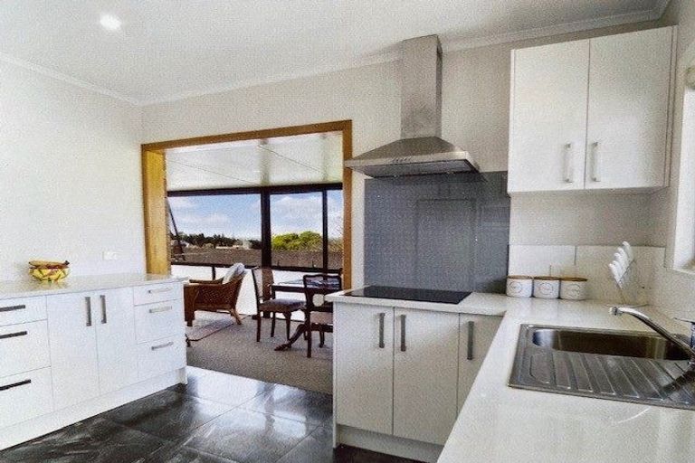 Photo of property in 2/55 Manhattan Heights, Glendene, Auckland, 0602