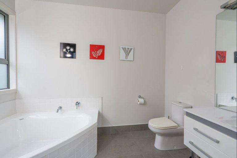 Photo of property in 1 Pukenamu Road, Rainbow Point, Taupo, 3330