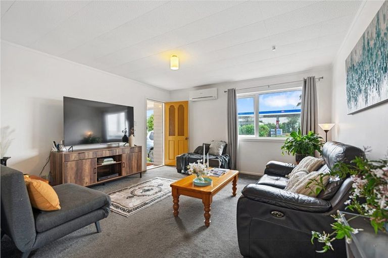 Photo of property in 1/131 Swanson Road, Henderson, Auckland, 0610