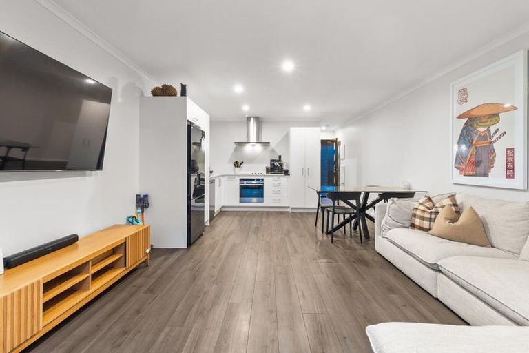 Photo of property in 54 Papatupu Way, Kumeu, 0810