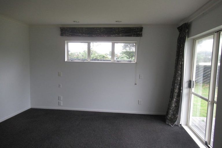 Photo of property in 5 Adrian Grove, Waikanae Beach, Waikanae, 5036