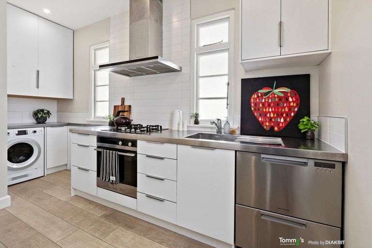 Photo of property in 20c Portland Crescent, Thorndon, Wellington, 6011