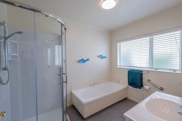 Photo of property in 11 Belvedere Avenue, Waikanae, 5036