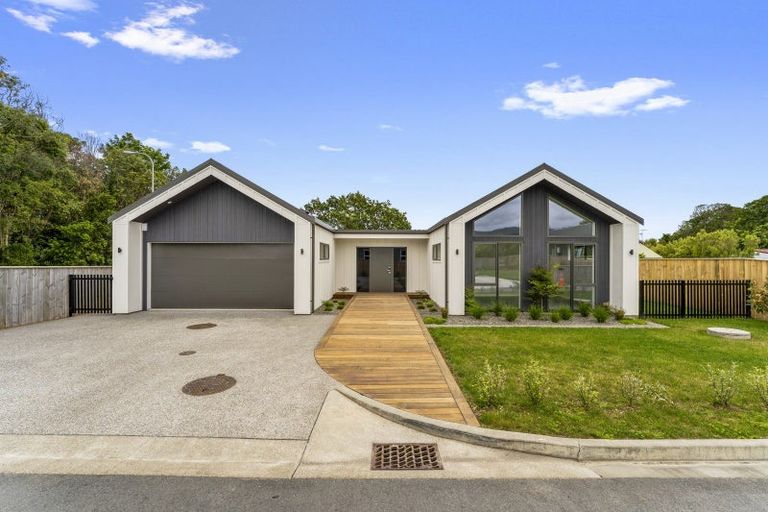 Photo of property in 10 Te Puke Te Ao Way, Otaki, 5512