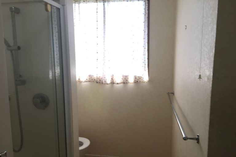 Photo of property in 2/52 Butterworth Drive, Glendene, Auckland, 0602