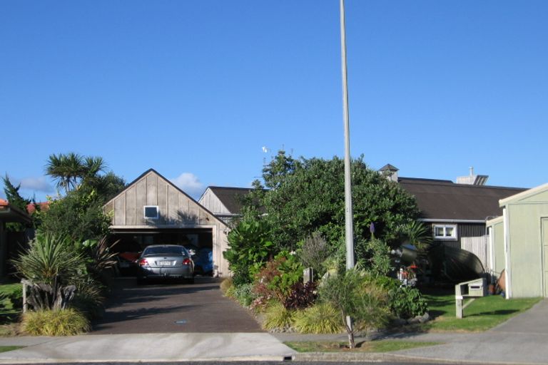 Photo of property in 25 Major Durie Place, Waikanae Beach, Waikanae, 5036