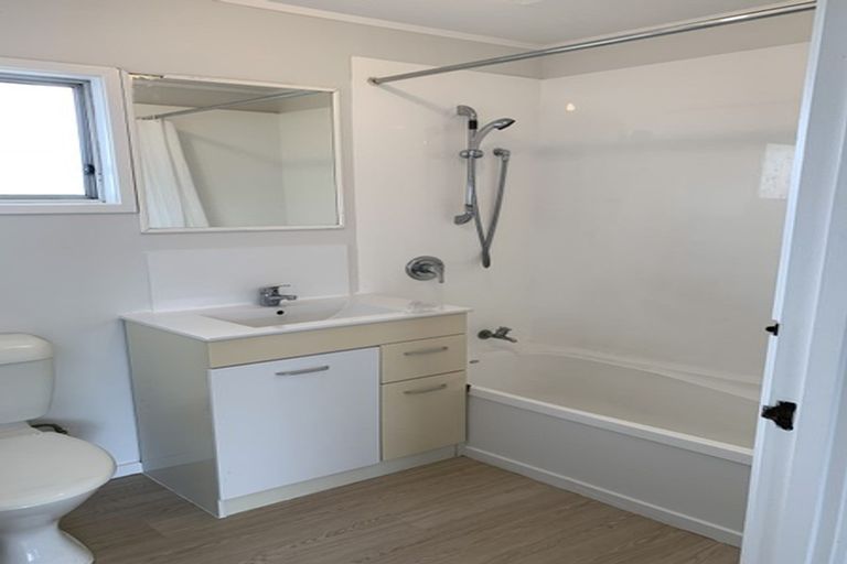 Photo of property in 2/6 Bundena Place, Clendon Park, Auckland, 2103