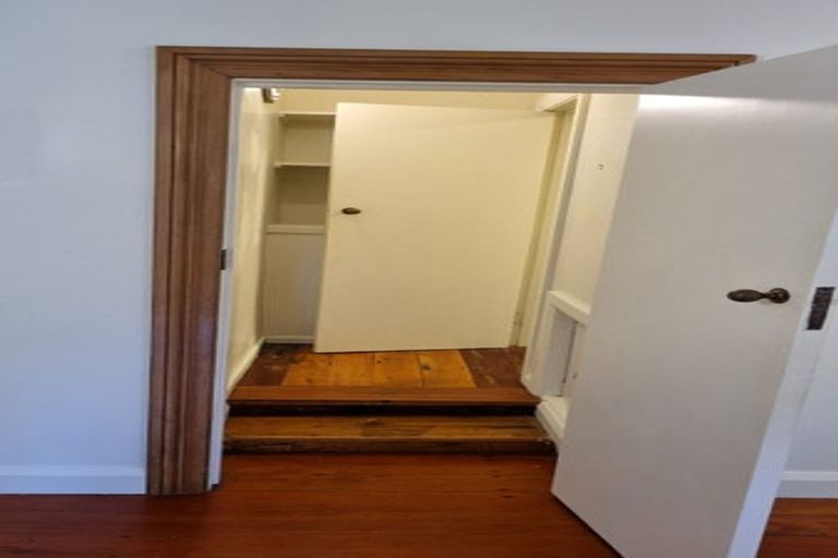 Photo of property in 25 Harbour View Road, Northland, Wellington, 6012