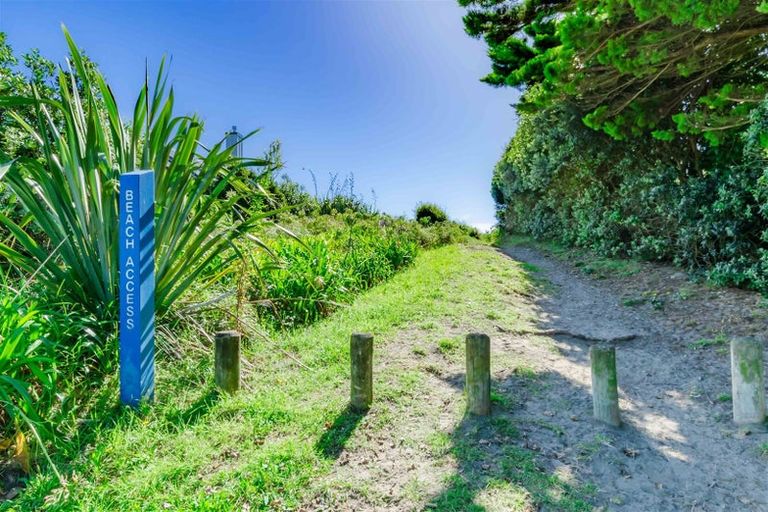 Photo of property in 42 Field Way, Waikanae Beach, Waikanae, 5036