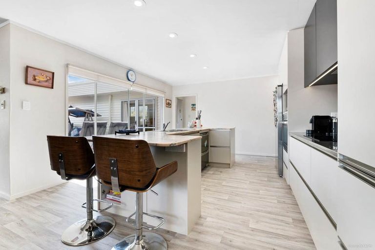 Photo of property in 15 Waiwera Place, Waiwera, Orewa, 0994