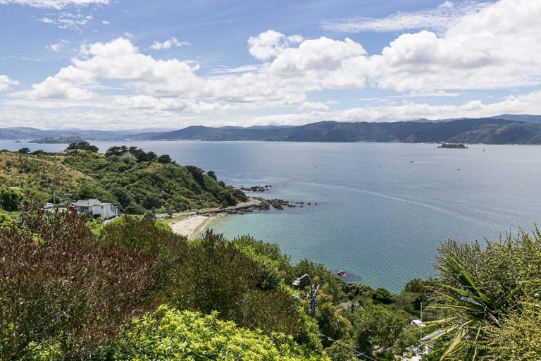 Photo of property in 29 Fortification Road, Karaka Bays, Wellington, 6022