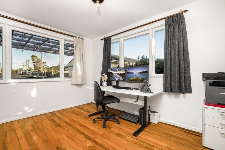 Photo of property in 90 Kelman Road, Kelston, Auckland, 0602