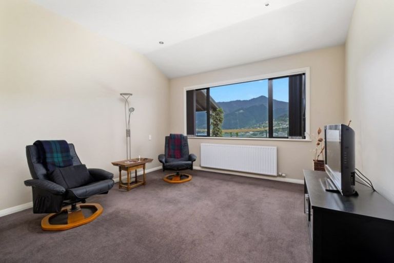 Photo of property in 8 Milward Place, Kelvin Heights, Queenstown, 9300