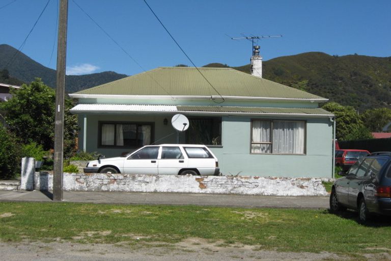 Photo of property in 62 Broadway, Picton, 7220