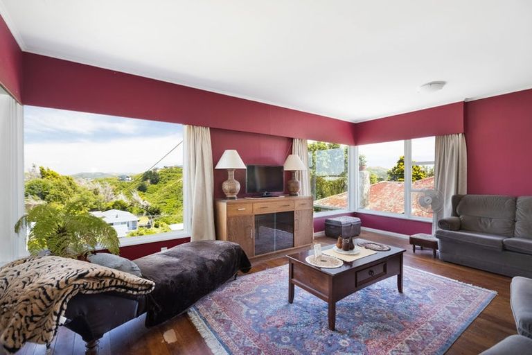 Photo of property in 25 Miles Crescent, Newlands, Wellington, 6037