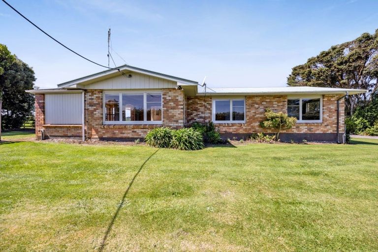 Photo of property in 1904 South Road, Kaupokonui, 4678