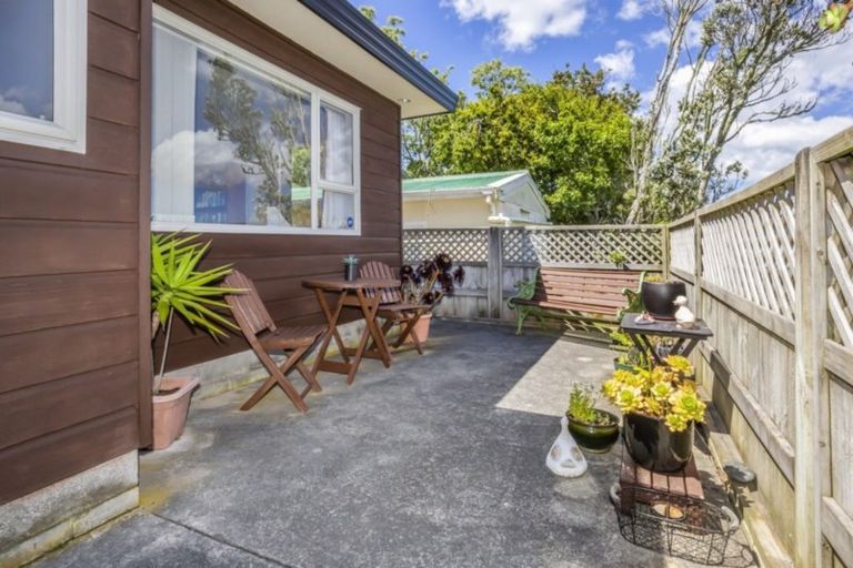 Photo of property in 9b Pinkerton Grove, Newlands, Wellington, 6037