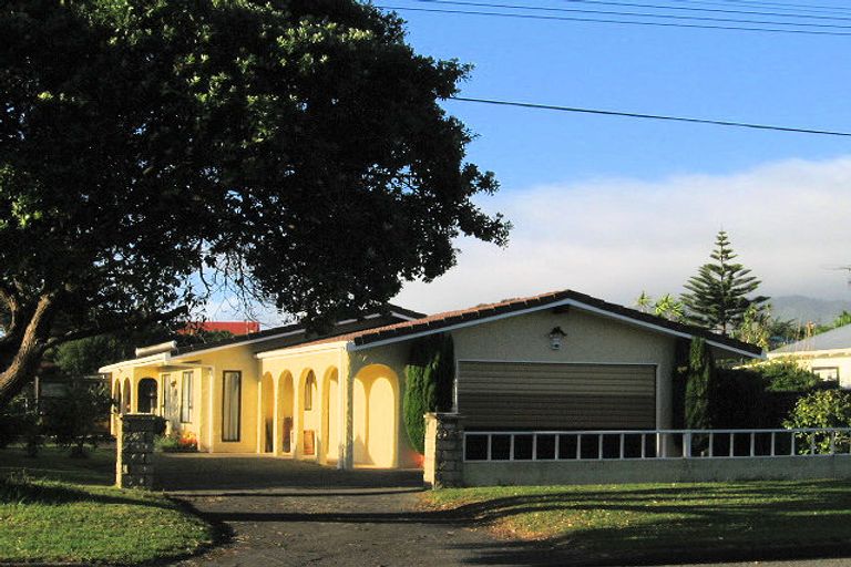 Photo of property in 25 Rauparaha Street, Waikanae Beach, Waikanae, 5036