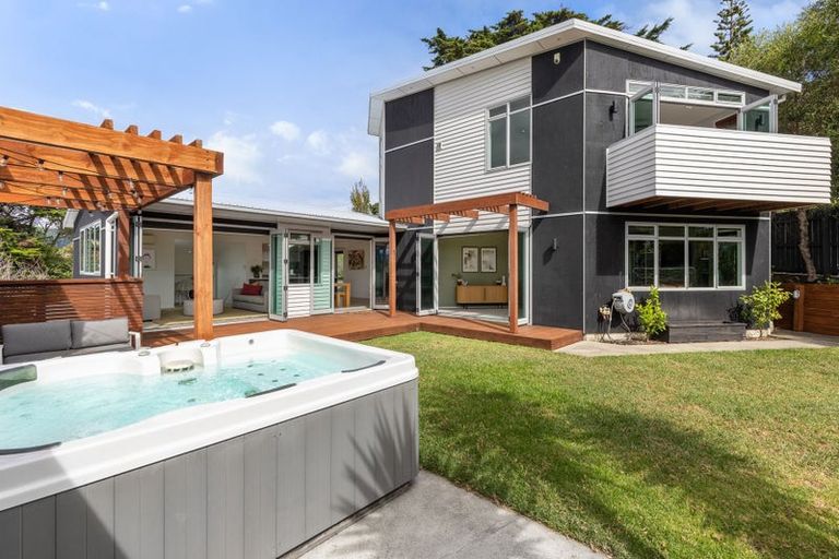 Photo of property in 8 Tiromoana Road, Raumati South, Paraparaumu, 5032