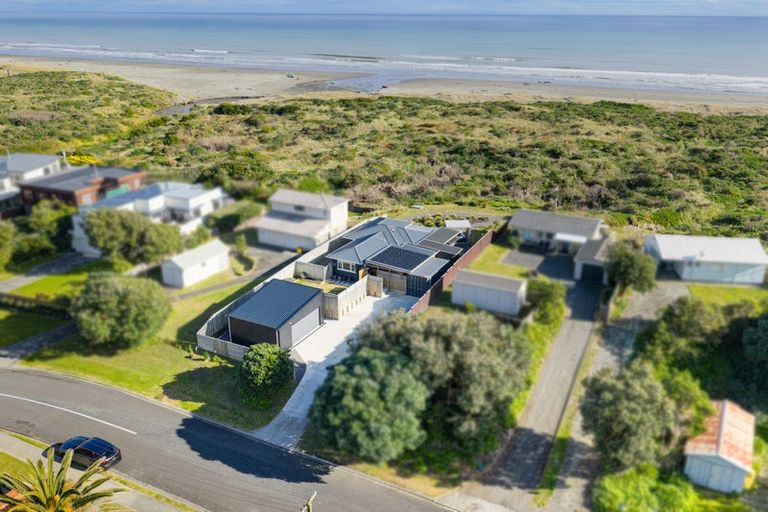 Photo of property in 3 Kent Avenue, Waitarere Beach, Levin, 5510
