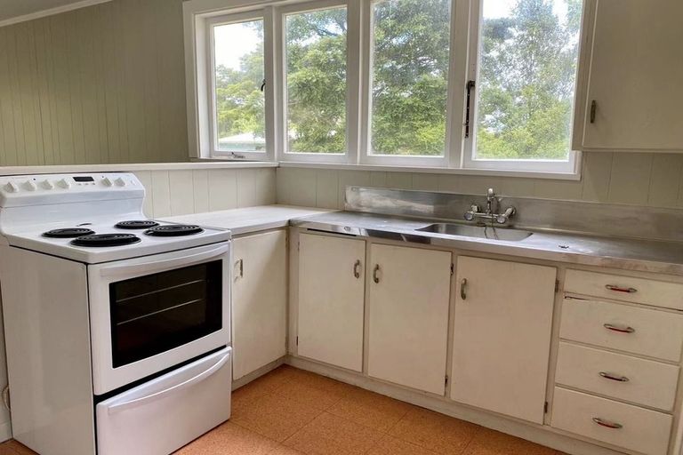 Photo of property in 122 Tawa Road, Kumeu, 0891