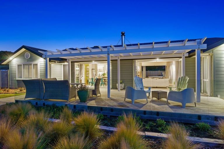 Photo of property in 6 Arapipi Way, Peka Peka, Waikanae, 5391