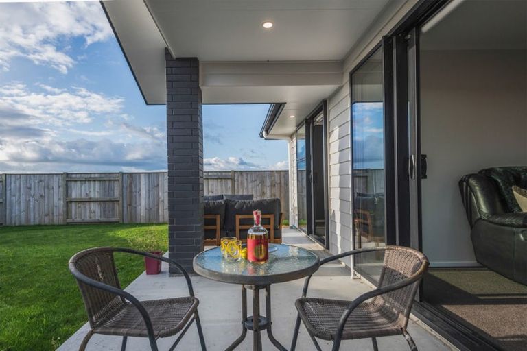 Photo of property in 90 Johnstone Drive, Fitzherbert, Palmerston North, 4410