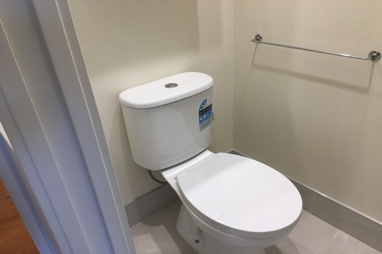 Photo of property in 17a Barker Rise, Northcross, Auckland, 0632